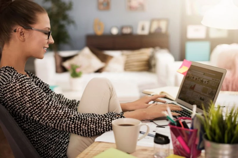 Praca zdalna dzieli pracowników i pracodawców